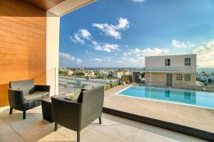 Bazén v ubytování Starry Bay luxury home nebo v jeho okolí