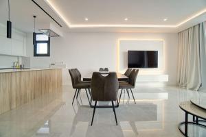 TV a/nebo společenská místnost v ubytování Starry Bay luxury home