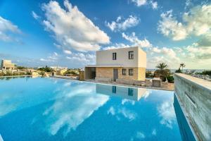 Bazén v ubytování Starry Bay luxury home nebo v jeho okolí