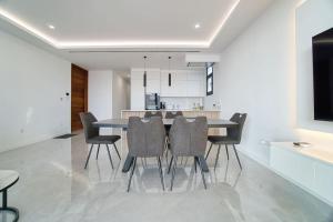Kuchyň nebo kuchyňský kout v ubytování Starry Bay luxury home