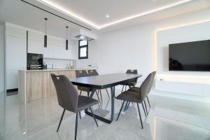 Kuchyň nebo kuchyňský kout v ubytování Starry Bay luxury home