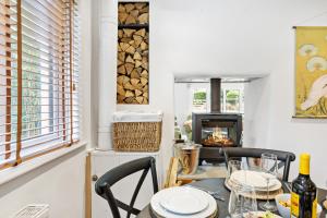 Posezení v ubytování Bramblewood - Cosy chic, hot tub, close to beach