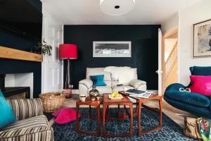 Posezení v ubytování Littlefields - Stylish, Modern Cottage With Large Garden, Close To Beach