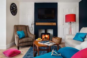 Posezení v ubytování Littlefields - Stylish, Modern Cottage With Large Garden, Close To Beach