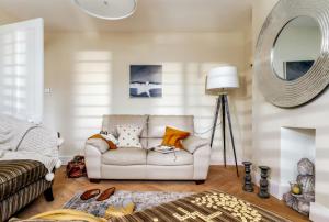Posezení v ubytování Littlefields - Stylish, Modern Cottage With Large Garden, Close To Beach