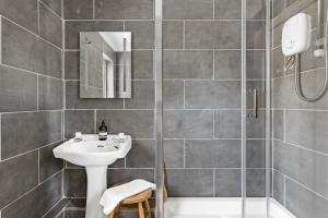 Koupelna v ubytování Bramblewood - Cosy chic, hot tub, close to beach + 44 fotografií