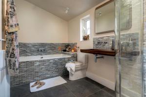 Koupelna v ubytování Littlefields - Stylish, Modern Cottage With Large Garden, Close To Beach
