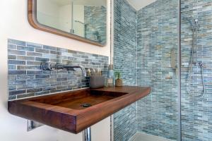Koupelna v ubytování Littlefields - Stylish, Modern Cottage With Large Garden, Close To Beach