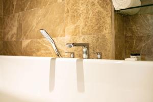 Ένα μπάνιο στο Abuja Continental Hotel