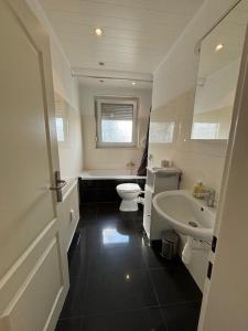 NiederrodenbachにあるSunrise Monteur Apartmentのトイレと洗面台を備えた白いバスルーム