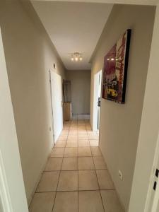 NiederrodenbachにあるSunrise Monteur Apartmentのタイルフロアの空廊