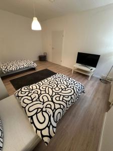 TV/trung tâm giải trí tại Ferienwohnung - Monteurzimmer am Aartalssee Bischoffen