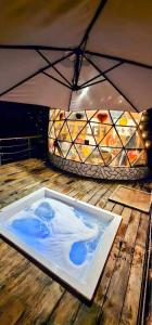 Bazén v ubytování Glamping Reserva del Roble nebo v jeho okolí