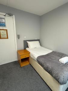 Postel nebo postele na pokoji v ubytování Citi Hotel Aberdeen