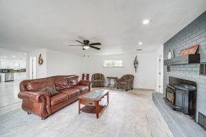 Posezení v ubytování Steps to the Lake Eufaula Home with Game Room!
