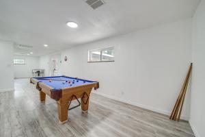 Biliár nebo kulečník v ubytování Steps to the Lake Eufaula Home with Game Room!