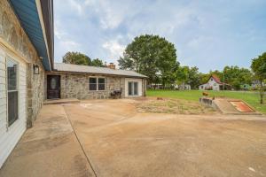Zahrada ubytování Steps to the Lake Eufaula Home with Game Room!
