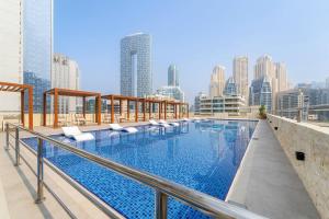 Fotografie z fotogalerie ubytování Seaside serenity Stylish Marine-Themed Apartment v Dubaji