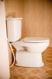 Tuvailaにあるkaribu la kossaの白いトイレ +9枚の写真