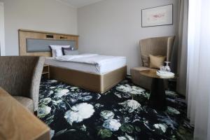 ライプツィヒにあるBest Western Hotel Windorfのベッドルーム1室(ベッド1台、椅子2脚、テーブル付) +41枚の写真