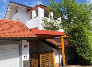 斯洛文尼亚格拉代茨Apartments Marja的一座红色屋顶的房子和一个车库