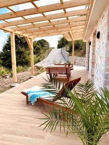 un patio con 2 bancos y una pérgola de madera en Chalet Elli's Mountain View, en Velje Selo