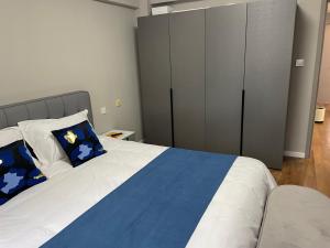 Postel nebo postele na pokoji v ubytování 上海柠檬汁民宿 Shanghai lemon juic B&B -Shanghai Lemon Deluxe Room外滩南京东路步行街