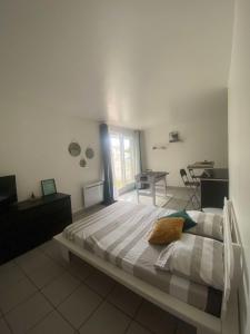 une chambre avec un lit et une table dedans dans l'établissement La Cachette Ludique, à Orléans