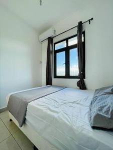 Postel nebo postele na pokoji v ubytování Sea View 2-Bedroom Apt, 10mins Walk to Beach - GBHC7 + 21 fotografií
