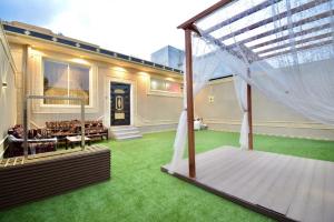 a room with a tent and green grass at شاليهات درة المئة in Ḩajlah