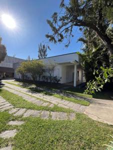 ein Haus mit einem steinernen Weg davor in der Unterkunft Suite em casa maravilhosa, melhor localização de Araruama in Araruama