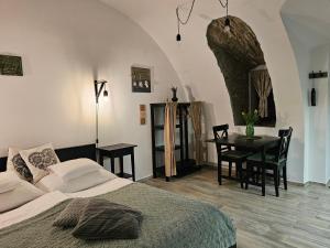 A bed or beds in a room at Kálium Vendégház
