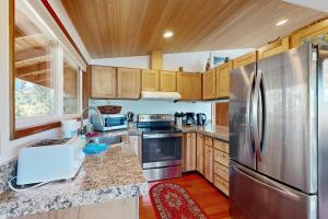 Η κουζίνα ή μικρή κουζίνα στο Fairview MCA 245