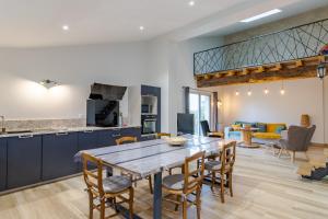 Una cocina y una sala de estar con mesa y sillas. en Gite de Lamour, en Les Salles-de-Castillon