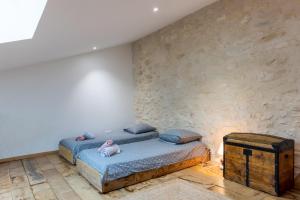 Un dormitorio con una cama con un osito de peluche encima. en Gite de Lamour, en Les Salles-de-Castillon