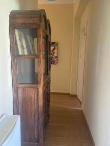 pasillo con armario de madera en una habitación en Cozy Appartement - Lumineux 3 pièces, à côté du Jardin de Turia, en Valencia 28 fotos más
