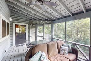 Χώρος καθιστικού στο Laurel Cabin