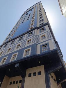 un edificio alto azul con ventanas en la parte superior en فندق مناير الاصول, en Al Khansāk 15 fotos más