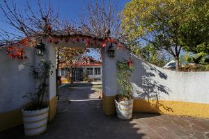 uma entrada para uma casa com plantas em baldes em Villa das Rosas em Sintra