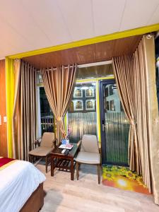 a bedroom with a bed and a table and chairs at Phúc Đạt Container in Vung Tau