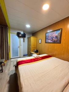 a bedroom with a large bed in a room at Phúc Đạt Container in Vung Tau