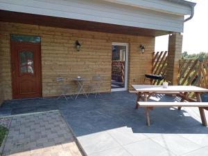 a patio with a picnic table and a house at L'elydiane in Hundling