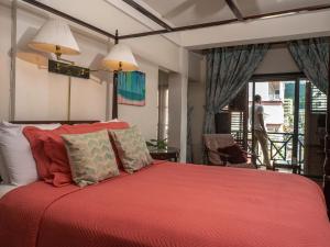 Ένα ή περισσότερα κρεβάτια σε δωμάτιο στο Sutton Place Hotel