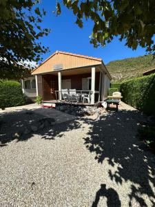 卡斯特拉讷Les roses 49的一个带野餐桌和长凳的小房子