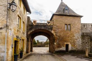 an archway in an old stone building with a bridge at Le Secret du Château in Beyren-lès-Sierck