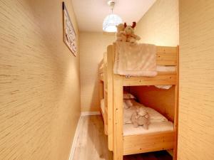 a wooden bunk bed with two teddy bears in it at Charmant 2.5 pièces à Courchevel Village - Près des pistes, pour 4 pers., label charme 9/10 - FR-1-575-67 in Courchevel