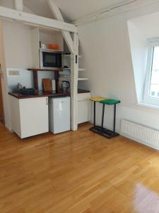 eine kleine Küche mit einem Tisch in einem Zimmer in der Unterkunft Monteurwohnung für 2 Personen inkl. MwSt. - DG Wohnung in Brunsbüttel