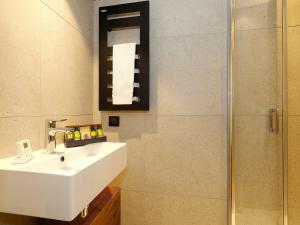 a bathroom with a sink and a shower at Appartement moderne alpin, balcon, parking, skis aux pieds - 4 à 6 pers. - FR-1-575-108 in Courchevel +4 photos