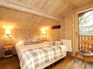 a bedroom with a bed in a wooden room at Chalet moderne 5* à Courchevel La Tania - 12 pers, jacuzzi, sauna, skis aux pieds, cheminée, cinéma - FR-1-575-154 in Courchevel