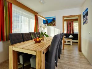 ein Esszimmer mit einem Holztisch und Stühlen in der Unterkunft Ferienhaus Patrick in Sölden